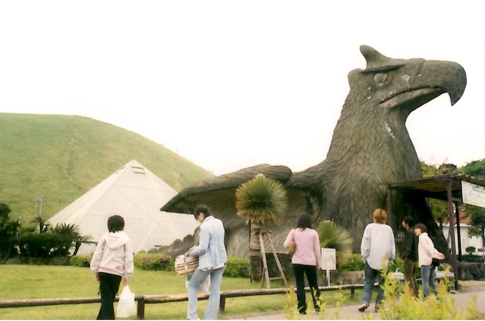 大室山と「ヒドラ像」