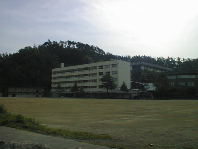 東校舎（真ん中に体育館への上り坂）