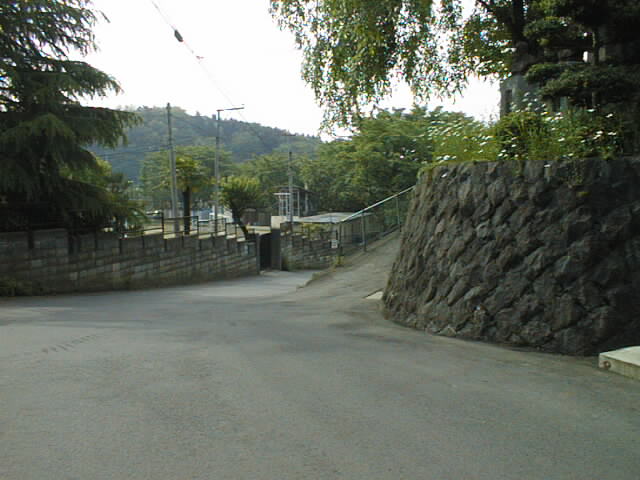 寮から校舎までの坂道