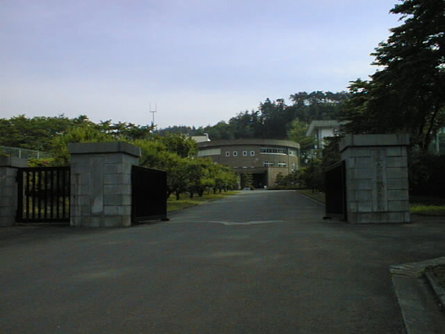 日大明誠・・・正門付近